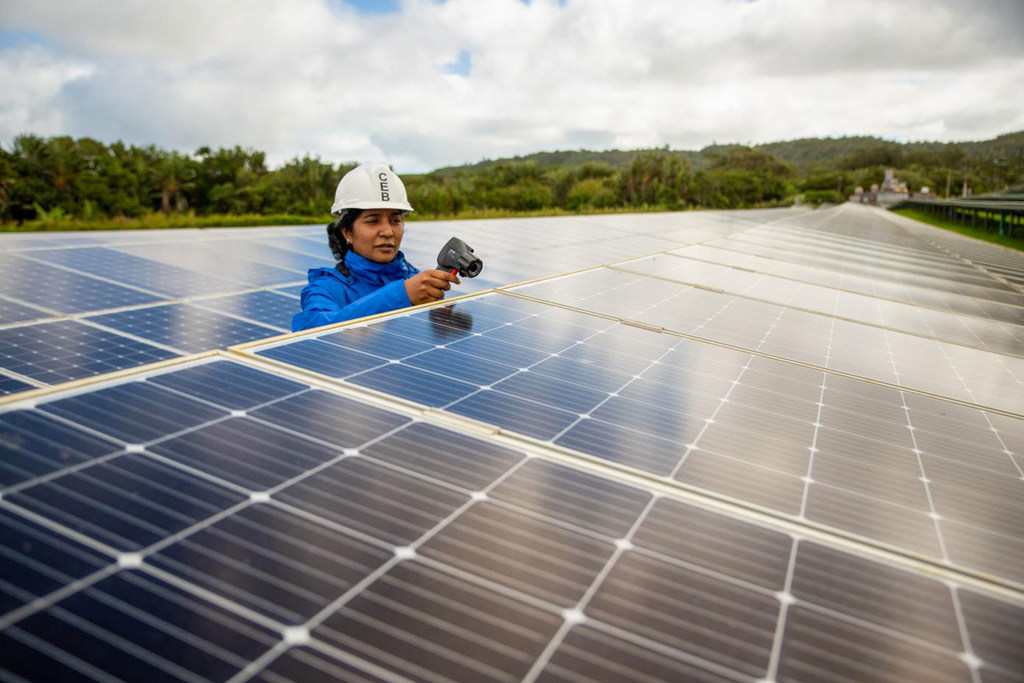UNDP/Stephane Bellerose Una mujer trabaja en una granja de energía solar en Mauricio.