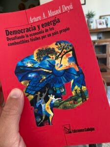 Democracia y energía: desafiando la economía de los combustibles fósiles por un país propio