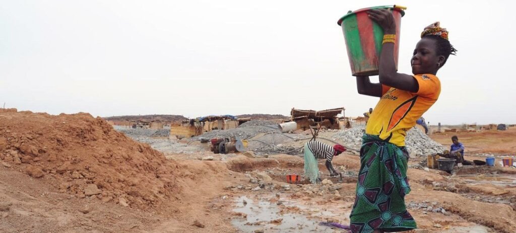 UNICEF/Christine Nesbitt Los niños de Burkina Faso se dedican a las peores formas de trabajo infantil, como la extracción artesanal de oro y las canteras.