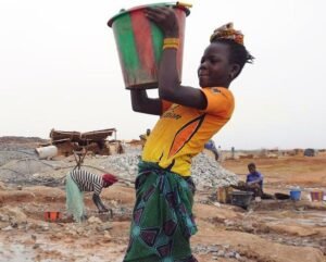 UNICEF/Christine Nesbitt Los niños de Burkina Faso se dedican a las peores formas de trabajo infantil, como la extracción artesanal de oro y las canteras.