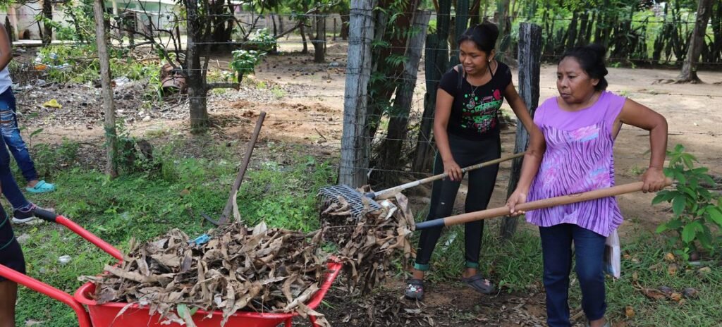 ACNUR/Diego Moreno Mujeres indígena en Río Negro preparan la tierra para cultivarla.