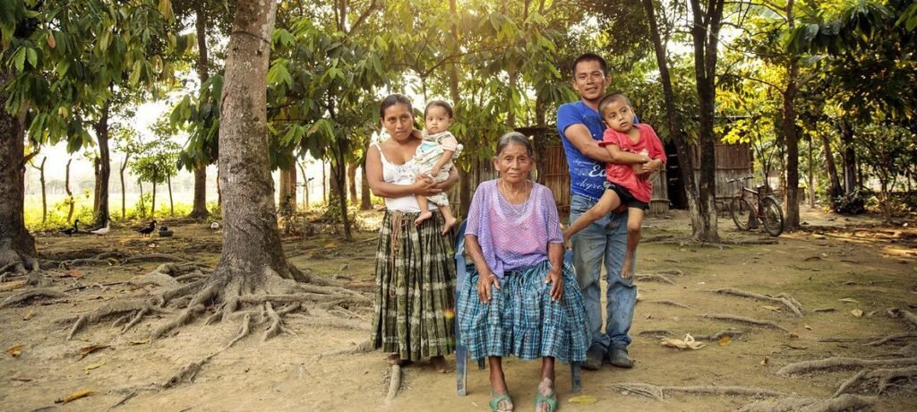 ONU Mujeres/Ryan Brown Familia indígena maya.