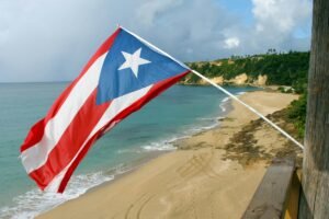 Bandera de Puerto Rico en Aguadilla, Ana Toledo, Unsplash