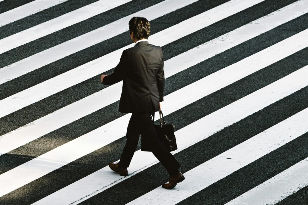 Ejecutivo caminando, Ryoji Iwata, Unsplash