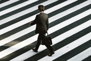 Ejecutivo caminando, Ryoji Iwata, Unsplash