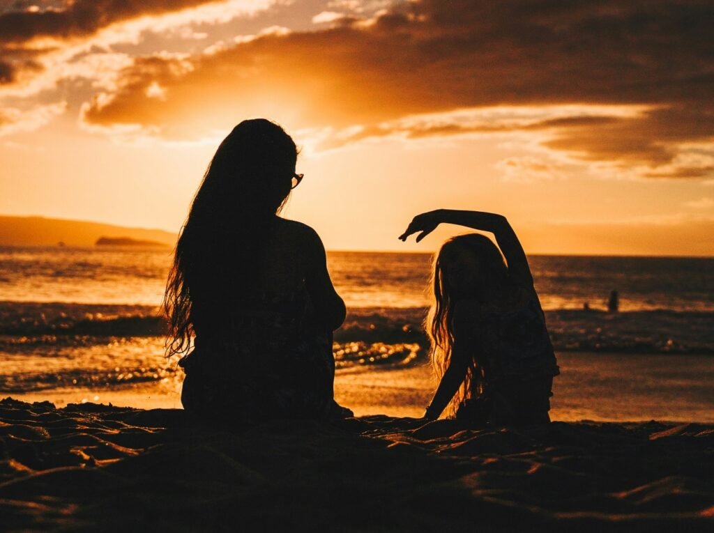 Madre e hija en atardecer, Guille Pozzi, Unsplash