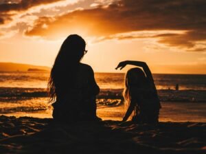 Madre e hija en atardecer, Guille Pozzi, Unsplash