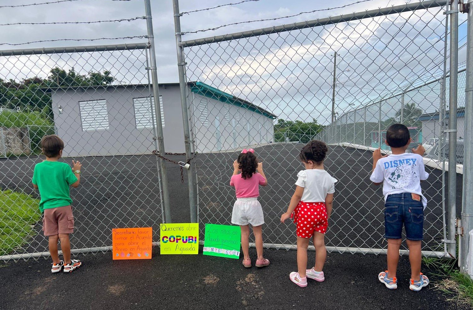 Niños frente a centro Montessori cerrado en Aguada