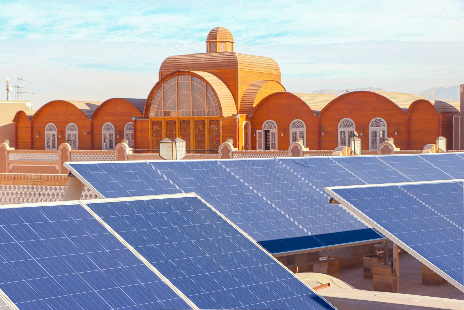 Paneles solares en techo de Dad Hotel, Yazd, Yazd Province, Iran, Unsplash
