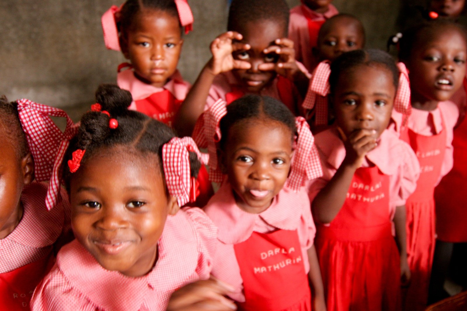 Niñas haitianas, Suministrada