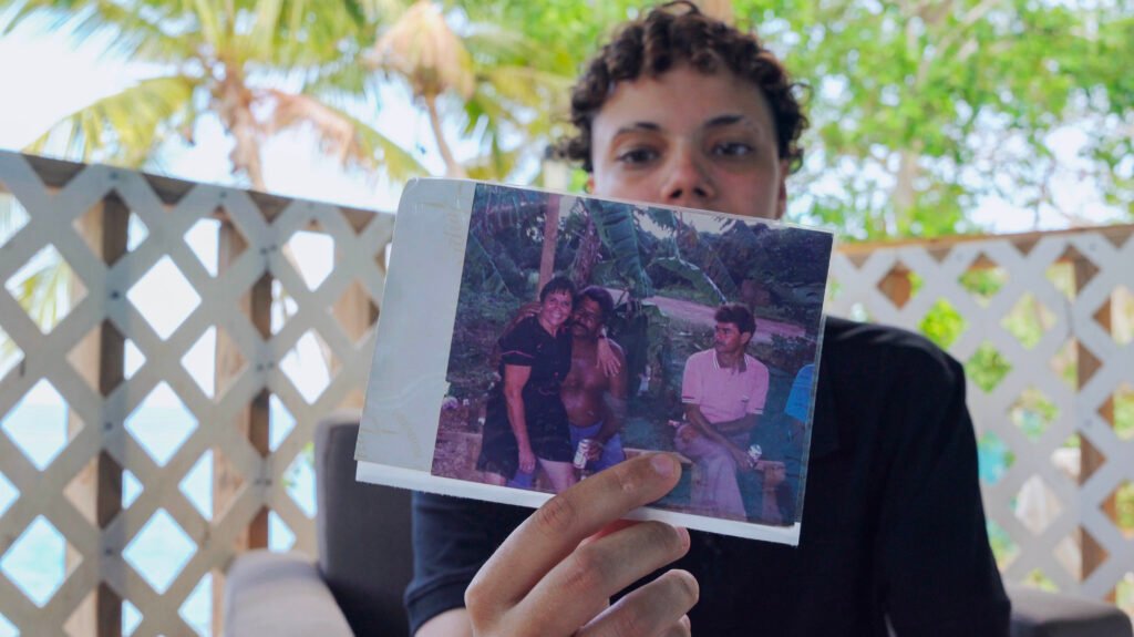 foto de Doña Ramona y su familia frente a su casa