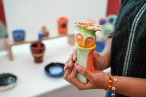 El Programa Bienestar Juvenil a través de las Artes integra la cerámica como herramienta para promover el bienestar emocional, la expresión artística y el fortalecimiento personal de adolescentes sobrevivientes de violencia de género o de poblaciones vulnerabilizadas. Foto suministrada.