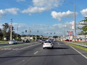 Dos cartas oficiales de la Autoridad de Carreteras y Transportación (ACT) revelan un panorama vial insostenible, confirmando que la magnitud de Esencia transformaría de forma drástica y perjudicial la red vial de Cabo Rojo y la región suroeste de Puerto Rico. Foto: Carretera PR-100, en Cabo Rojo, Puerto Rico, Jerjes Medina Albino - Own work.