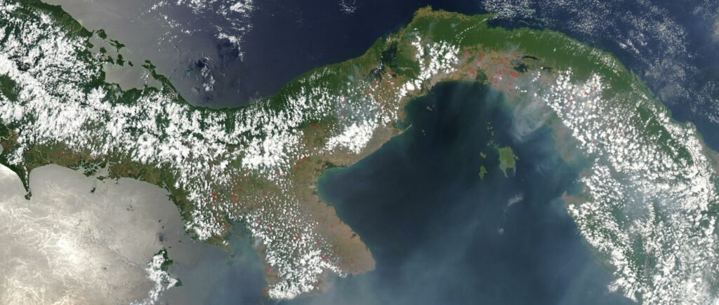 Imagen satelital del itsmo de Panamá, entre los continentes de América del Norte y América del Sur. Imagen tomada por NASA (2023). Jeff Schmaltz, MODIS Rapid Response Team, NASA/GSFC