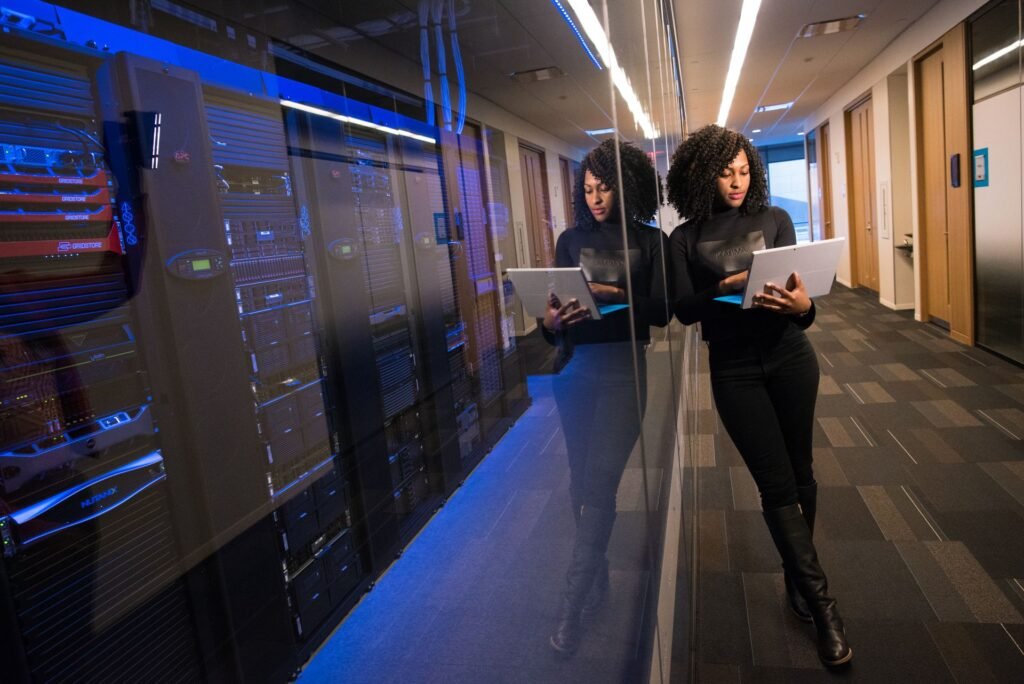 Ingeniera de Computadoras trabaja en su laptop en un centro de datos, Christina Morillo, Pexels.