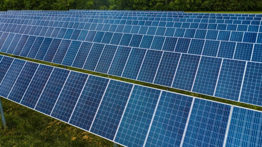 Paneles solares en una planta de energía fotovoltaica, Kelly, Pexels.