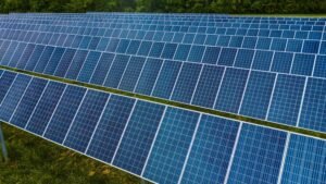 Paneles solares en una planta de energía fotovoltaica, Kelly, Pexels.