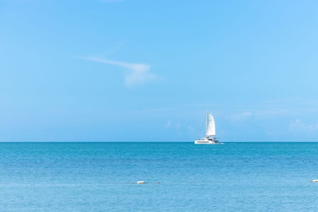 Catamarán navega por las serenas aguas de la Bahía de Boquerón, en Boquerón, Cabo Rojo, Puerto Rico. Matthew Hernández, Pexels.