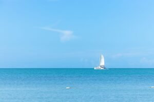 Catamarán navega por las serenas aguas de la Bahía de Boquerón, en Boquerón, Cabo Rojo, Puerto Rico. Matthew Hernández, Pexels.
