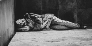 Persona sin hogar durmiendo en la calle, Santiago Mitre, Pexels. https://www.pexels.com/photo/person-sleeping-on-street-10719330/