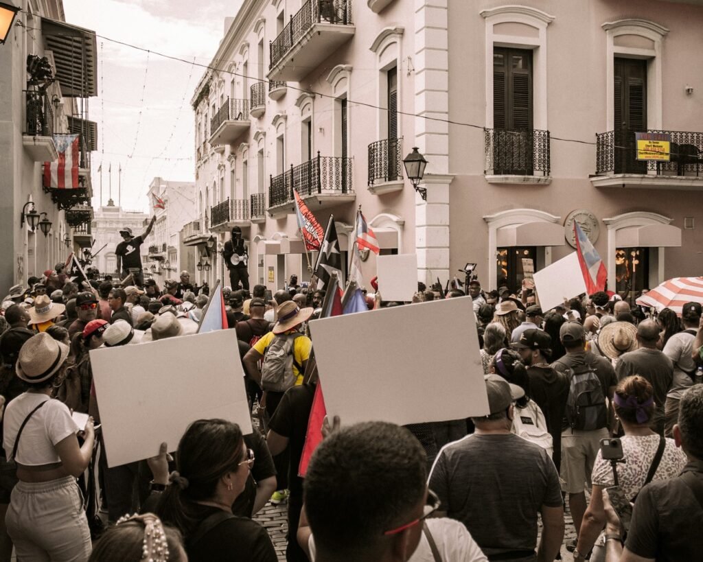 Protesta en la calle Resistencia (Fortaleza) en el Viejo San Juan, Puerto Rico. | Foto: Rubén Valenzuela, Unsplash.