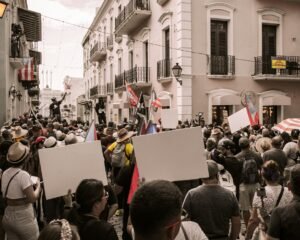 Protesta en la calle Resistencia (Fortaleza) en el Viejo San Juan, Puerto Rico. | Foto: Rubén Valenzuela, Unsplash.