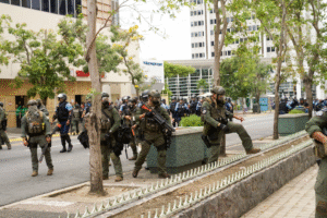 Foto: Unidad de Swat de la Policía de Puerto Rico persigue a manifestantes durante las protestas del 1 de mayo de 2017, en el sector financiero de San Juan conocido como la ‘Milla de Oro’. Sebastián Castrodad, Centro de Periodismo Investigativo