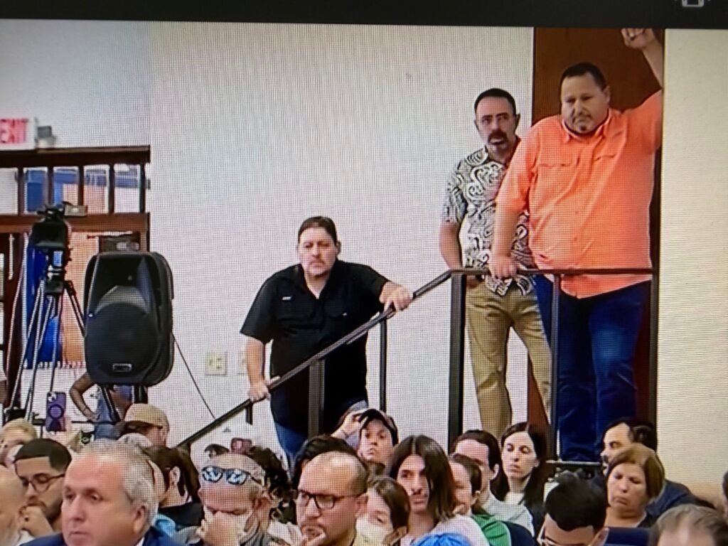 Daniel Hernández Olivencia, con camisa de patrones grises, de 90 Grados, LLC, durante las vistas públicas celebradas en la alcaldía de Cabo Rojo, el pasado marzo de 2026. Captura de pantalla de CaboRojo.com