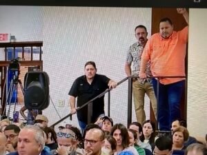 Daniel Hernández Olivencia, con camisa de patrones grises, de 90 Grados, LLC, durante las vistas públicas celebradas en la alcaldía de Cabo Rojo, el pasado marzo de 2026. Captura de pantalla de CaboRojo.com