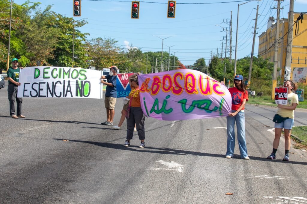 Manifestacion contra Esencia, Farrique Pesquera para Casa Pueblo