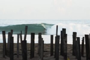 La propuesta lleva el nombre de Mabodamaca, en honor al legendario cacique taíno que habitó el noroeste de Puerto Rico, como un reconocimiento a las raíces indígenas, la identidad cultural del pueblo de Isabela. Surfero Dani Marrero. Foto suministrada por Surfrider Puerto Rico.