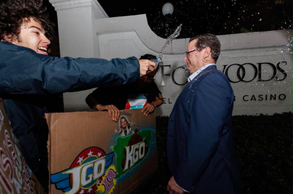 El licencido René ‘Chile’ Comas, durante su entrada a la celebración de cumpleaños y actividad de recaudación de fondos para la campaña política de la gobernadora Jenniffer González Colón, que se celebró el pasado sábado en el Fairmont El San Juan Hotel, en Isla Verde, Carolina, Puerto Rico. Foto suministrada.
