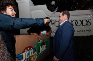 El licencido René ‘Chile’ Comas, durante su entrada a la celebración de cumpleaños y actividad de recaudación de fondos para la campaña política de la gobernadora Jenniffer González Colón, que se celebró el pasado sábado en el Fairmont El San Juan Hotel, en Isla Verde, Carolina, Puerto Rico. Foto suministrada.